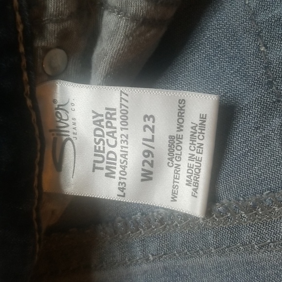 Silver Tuesday Fluid Denim Blue Jeans Mid Capri - Picture 7 of 8